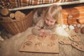 Čo sa skrýva vo vajíčku  - drevené edukačné puzzle