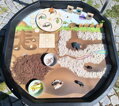 POD ZEMOU- podložka do Tuff Tray MINI