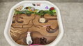 POD ZEMOU- podložka do Tuff Tray MINI