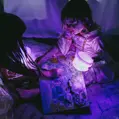Senzorické svietiace kocky s figúrkou - fialové GLO PALS