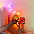 Senzorické svietiace kocky s figúrkou - oranžové JÚLIA GLO PALS Sezamová ulica