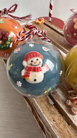 Rajolína- plastelína na zavesenie so snehuliakom